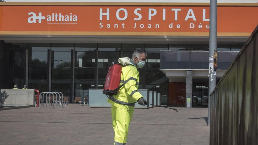 Personal de l&#039;Hospital de Sant Joan de Déu desinfectant l&#039;entrada al centre assistencial