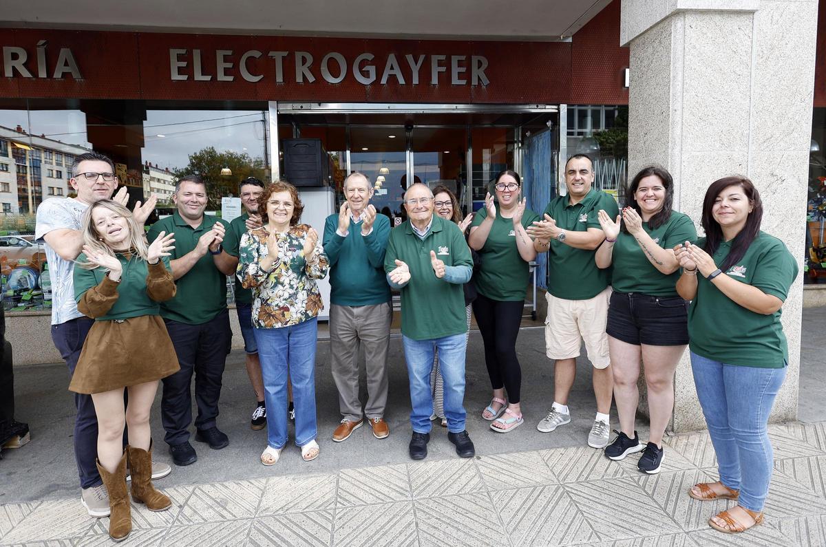 José y Emilia, a punto de jubilarse de su ferretería Electrogayfer tras 40 años en Baiona, con empleados de ayer y hoy.