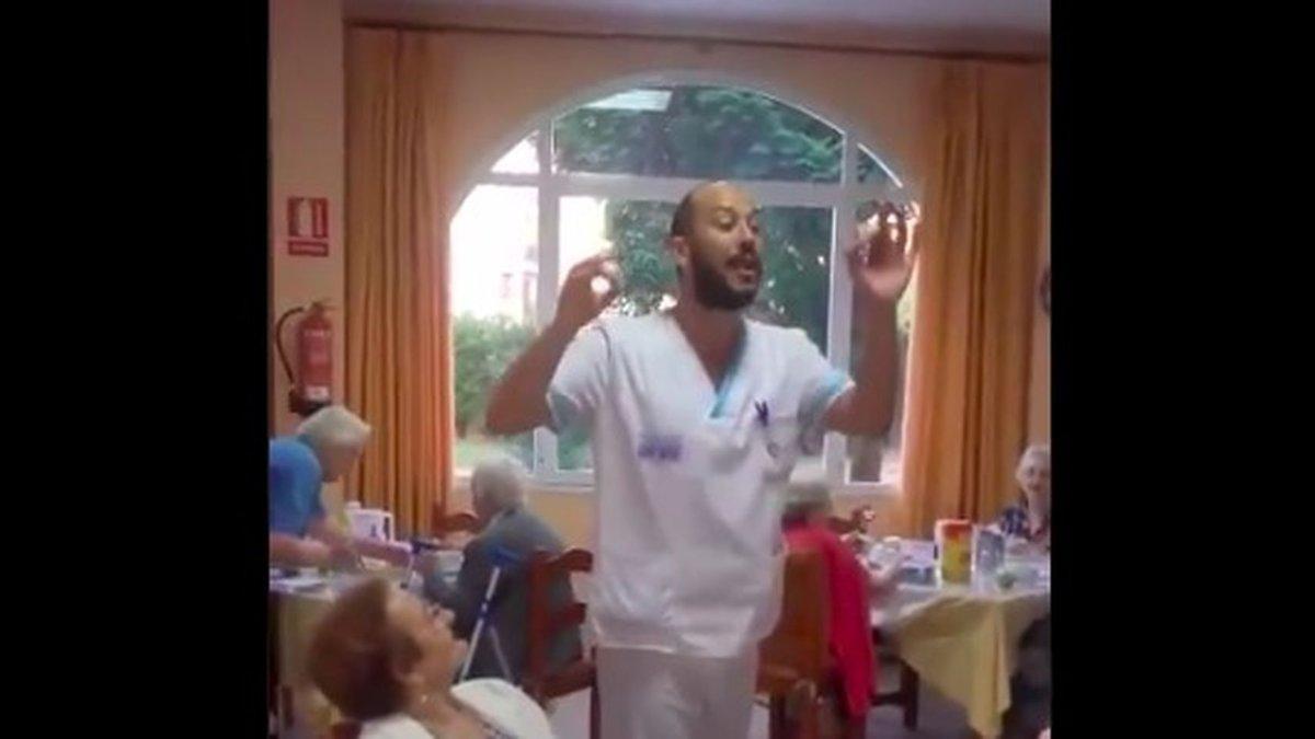 Vídeo viral: el auxiliar que canta copla los abuelos de una residencia