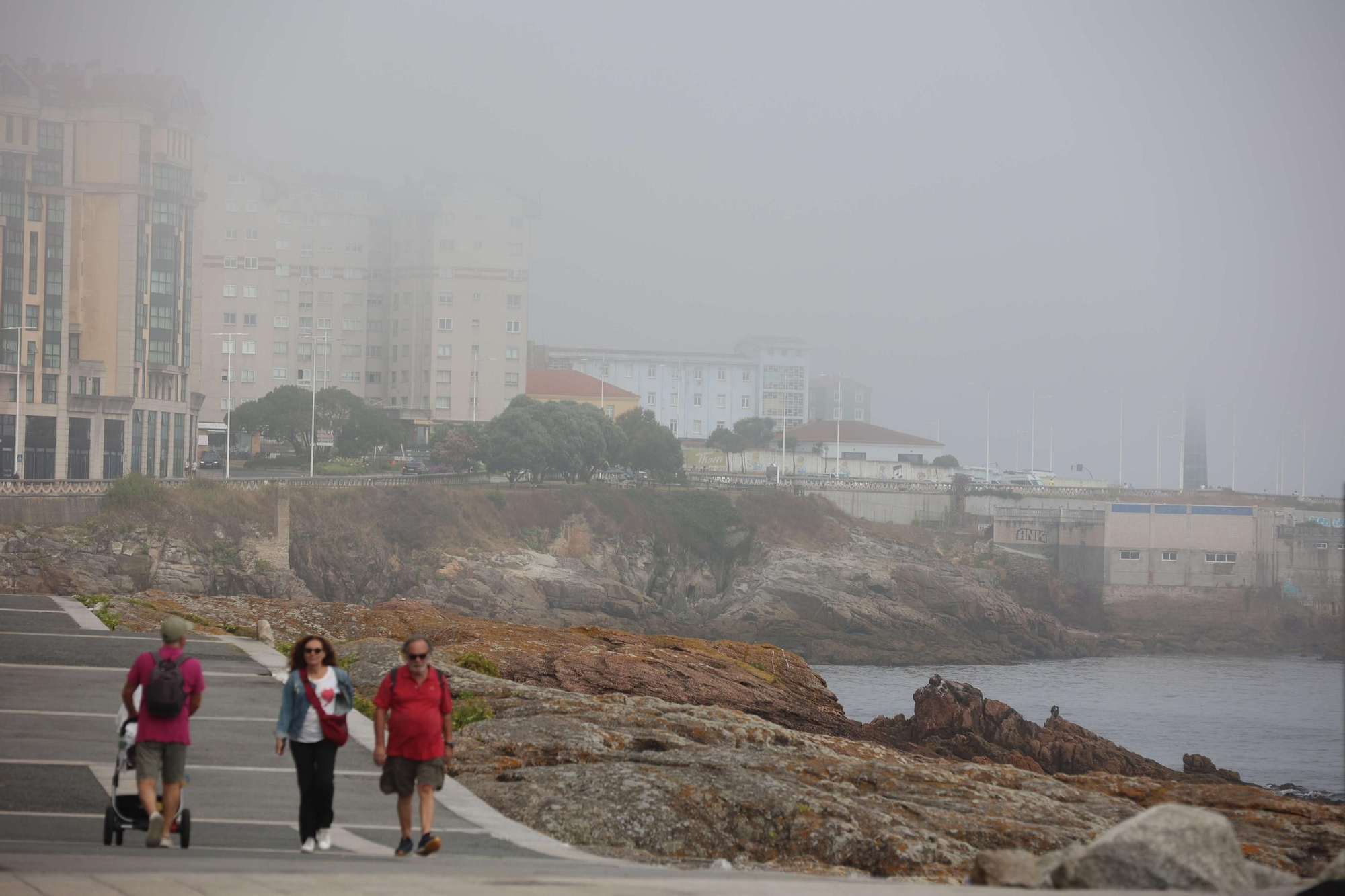 La niebla ayuda a aplacar el calor en A Coruña tras un domingo con la ciudad a 30ºC