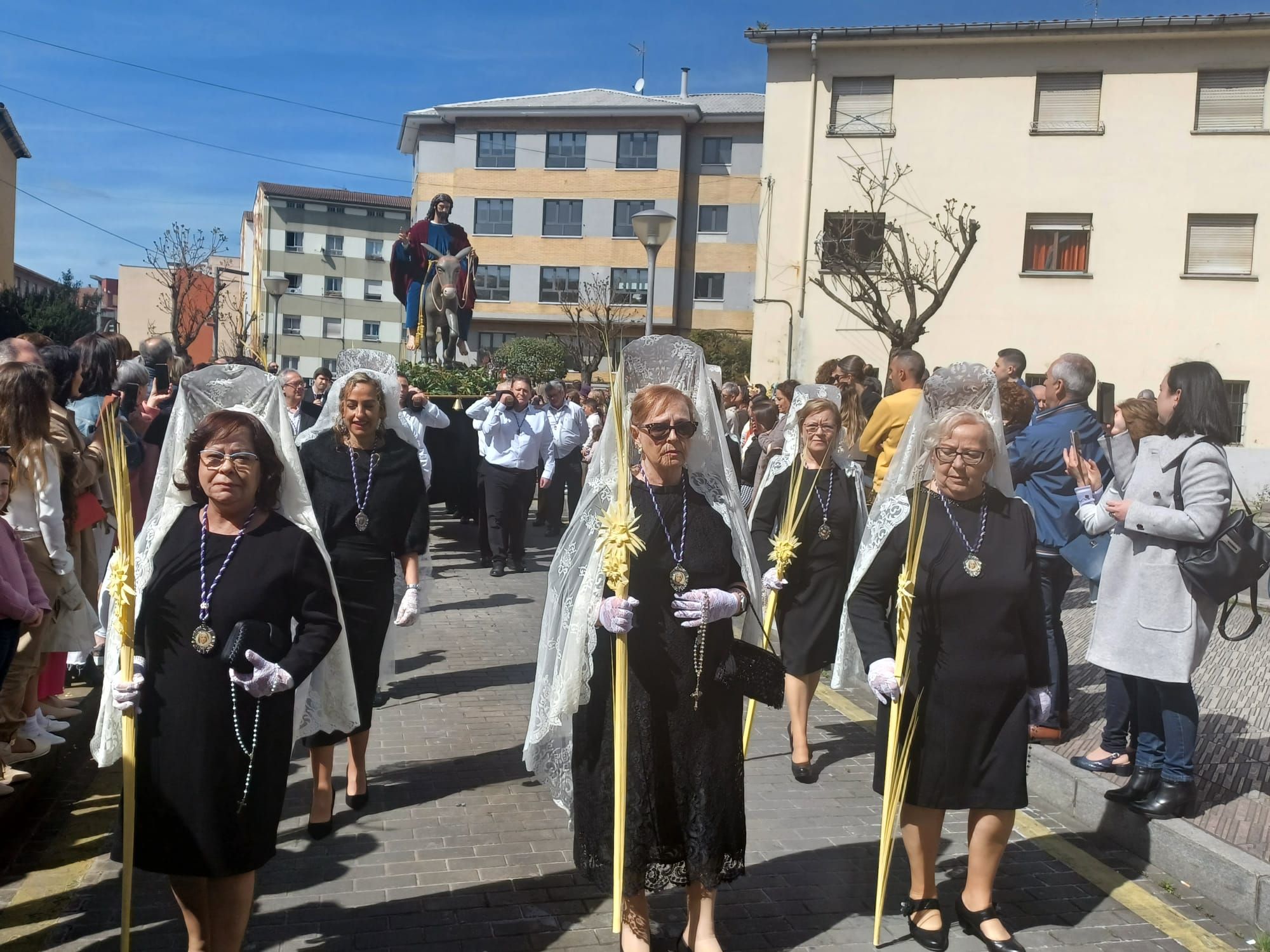 La Borriquilla apasiona en su primera procesión en Lugones, con cientos de vecinos en las calles