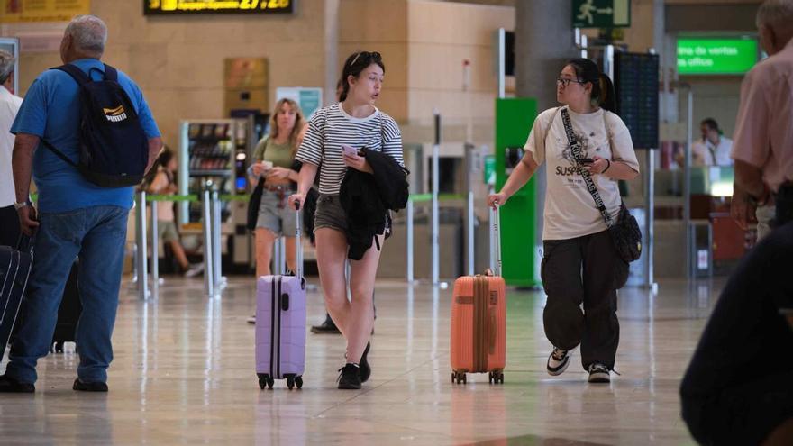 Más de 4 millones de pasajeros en los aeropuertos de Canarias este julio