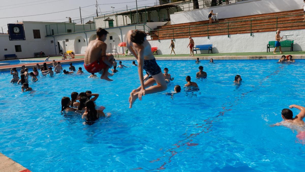 Una semana más de apertura de las piscinas municipales en Alcoy.