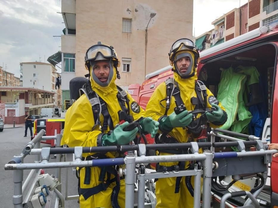 Los bomberos se preparan para acceder a la vivienda en la que se encuentran los cadáveres