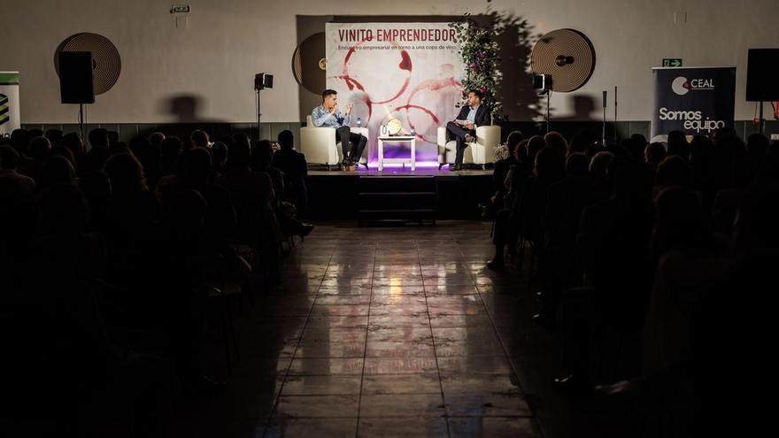 Ismael Villalobos, fundador de La Casa de las Carcasas, comparte su experiencia en el Vinito Emprendedor de Almendralejo