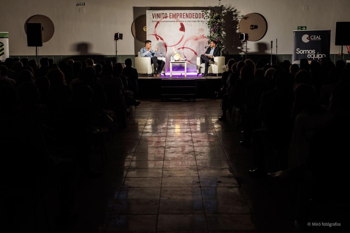 Ismael Villalobos, a la izquierda, en plena charla del Vinito Emprendedor.