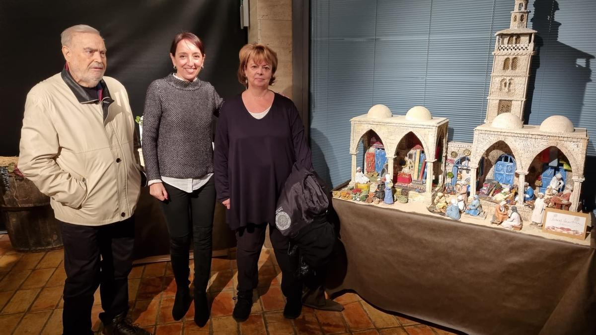 La artista junto con la Alcaldesa y el Maestro Mayor del Gremio de Artesanía