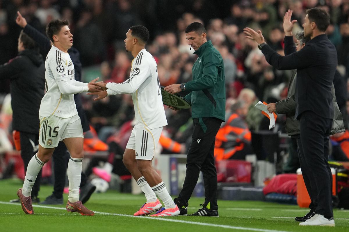 Güler, sustituido por Trent durante el partido frente al Liverpool.