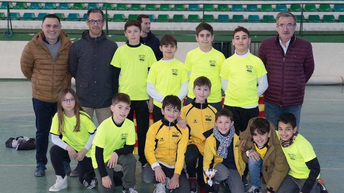 Deportistas de Ontinyent con regidores en la jornada de los Jocs Esportius.