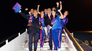 Laporta enseñando la Champions junto a las jugadoras del femenino