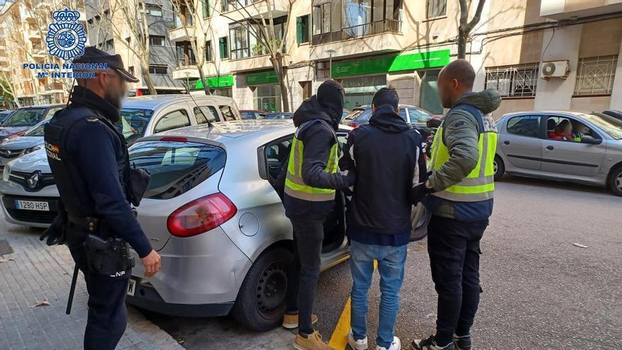 Arrestan a un ladrón tras desvalijar al menos ocho locales comerciales del centro de Palma
