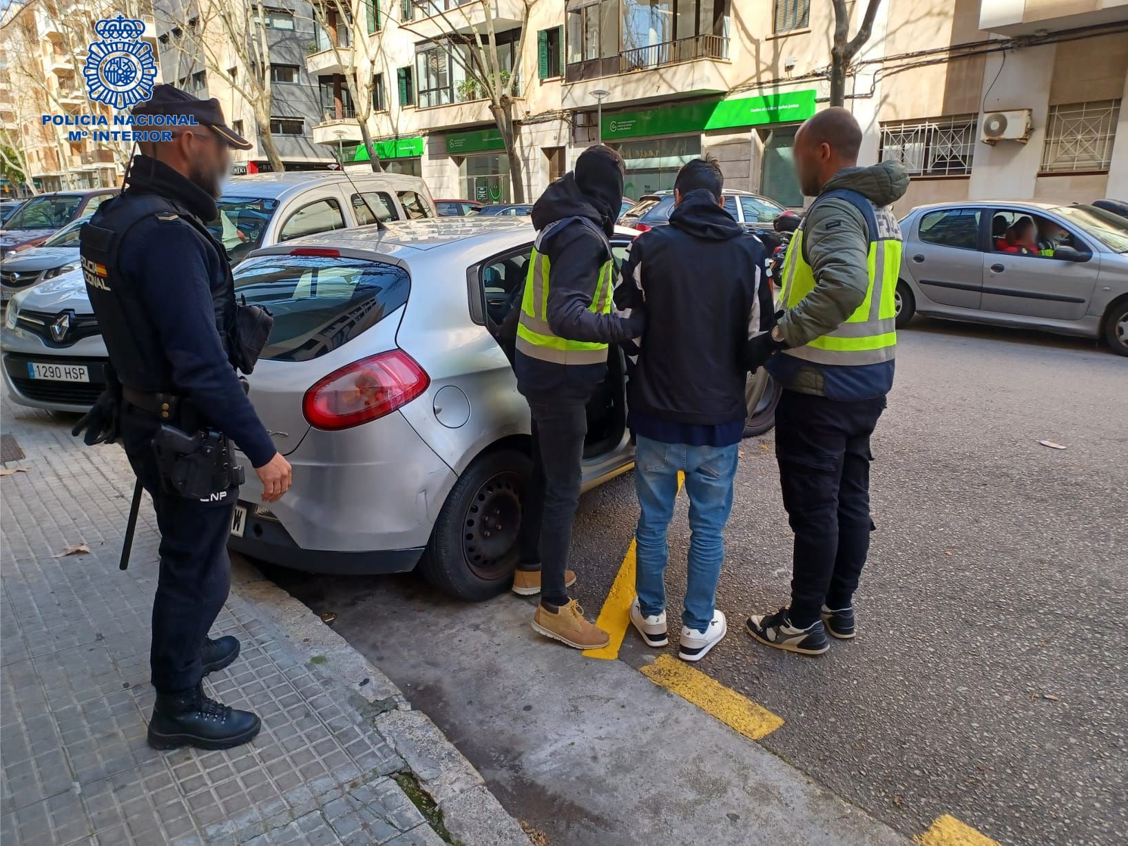 Agentes de la Policía Nacional detienen al presunto ladrón.