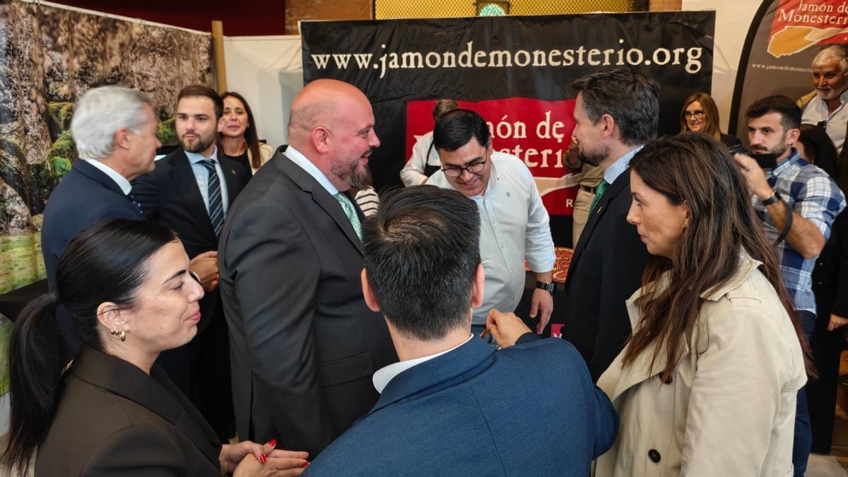 Visita de las autoridades al stand del Jamón de Monesterio