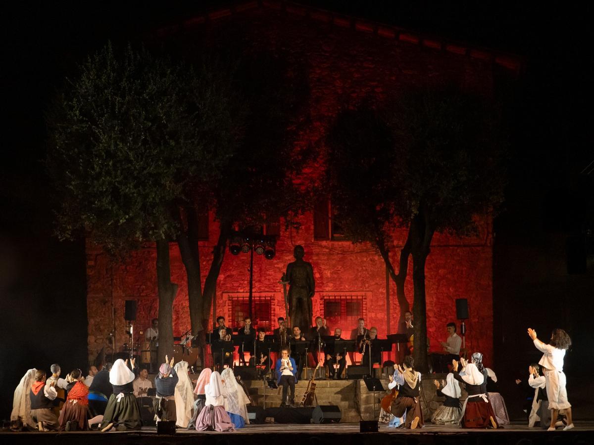 Músics en directe i ballarins dalt l'escenari de l'obra