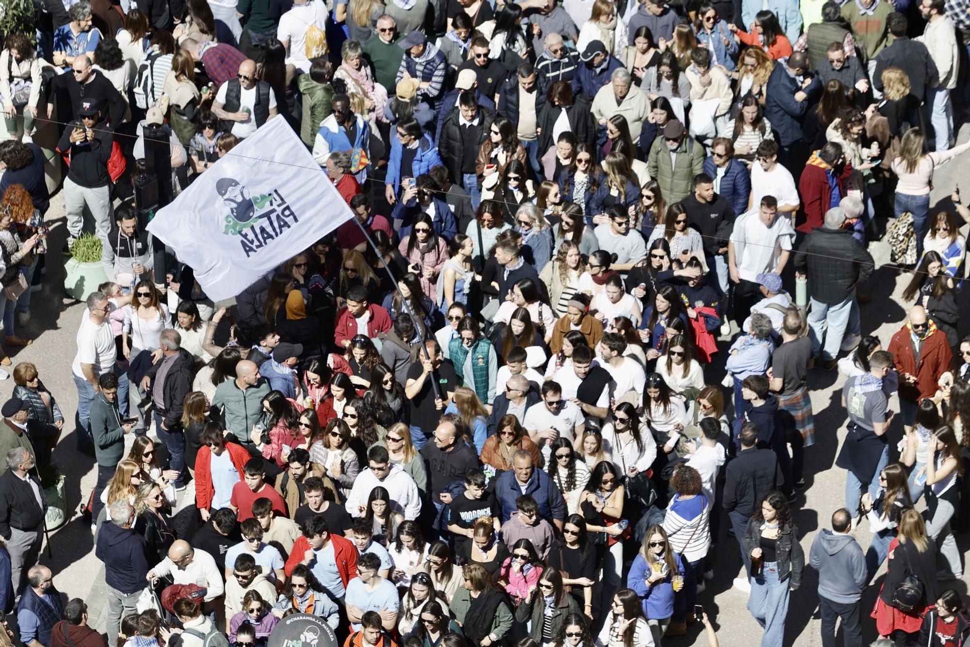 Llenazo total en València en un sábado de sol y muchas ganas de Fallas