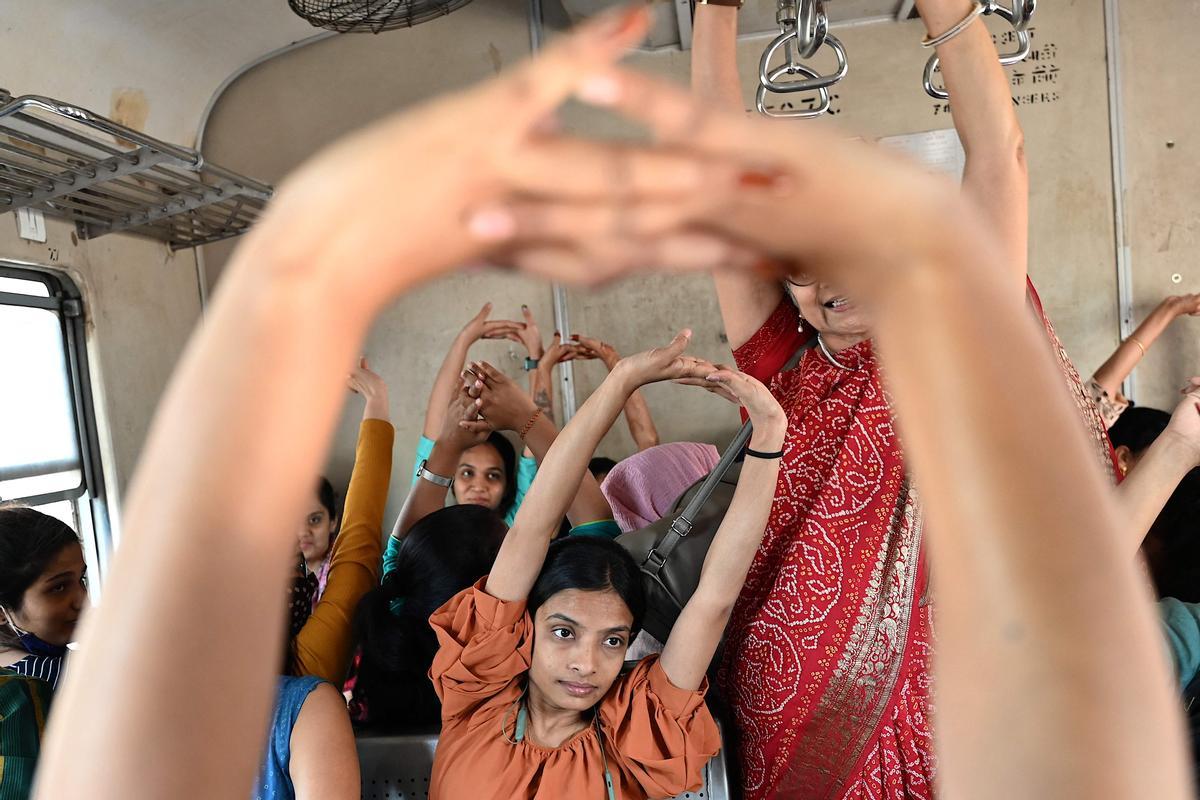 Yoga en el tren en India para celebrar el 8-M