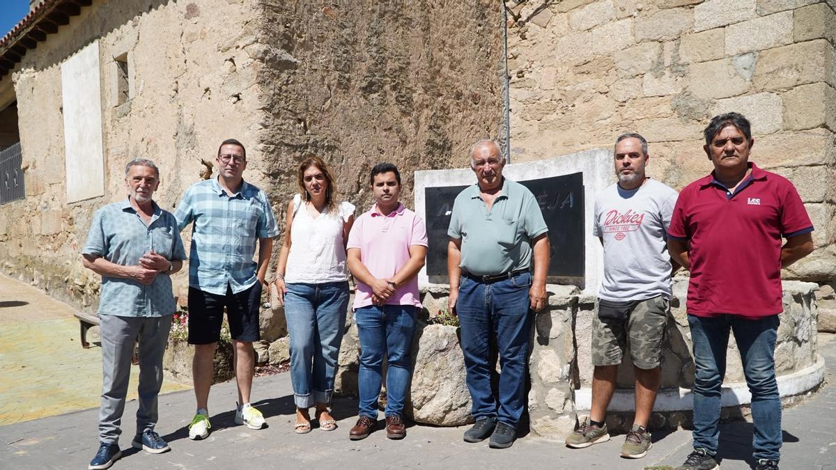 Samuel Mayor, en el centro de la imagen, con responsables del PSOE tras la moción de censura.