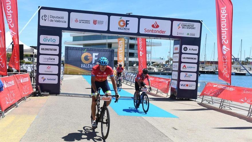 Óscar Freire y Javier Gómez Noya lideran el Gran Fondo València junto a más de 3.000 ciclistas