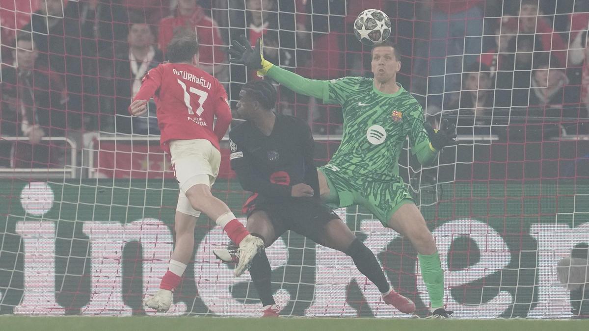 Szczesny rechaza el cabezazo de Kerem Aktürkoglu en la primera parte del Benfica-Barça en el Estadio Da Luz de Lisboa.