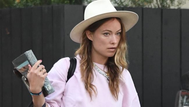 Olivia Wilde con sombrero tipo fedora.
