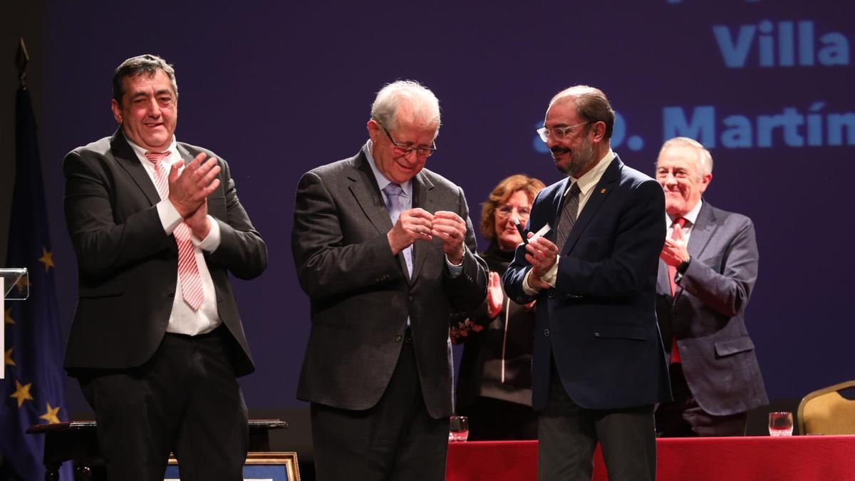 Javier Lambán, junto Martín Llanas, el exalcalde de Épila que recibió el título de hijo predilecto.