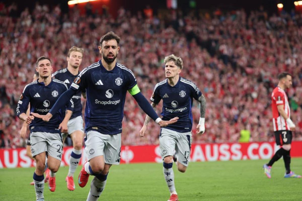El centrocampista portugués del Manchester United Bruno Fernandes celebra el segundo gol de su equipo ante el Athletic Club