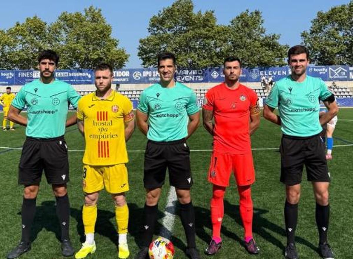 Marc Gelmà, capità de l'Escala, amb el capità del Vilanova i l'equip arbitral.