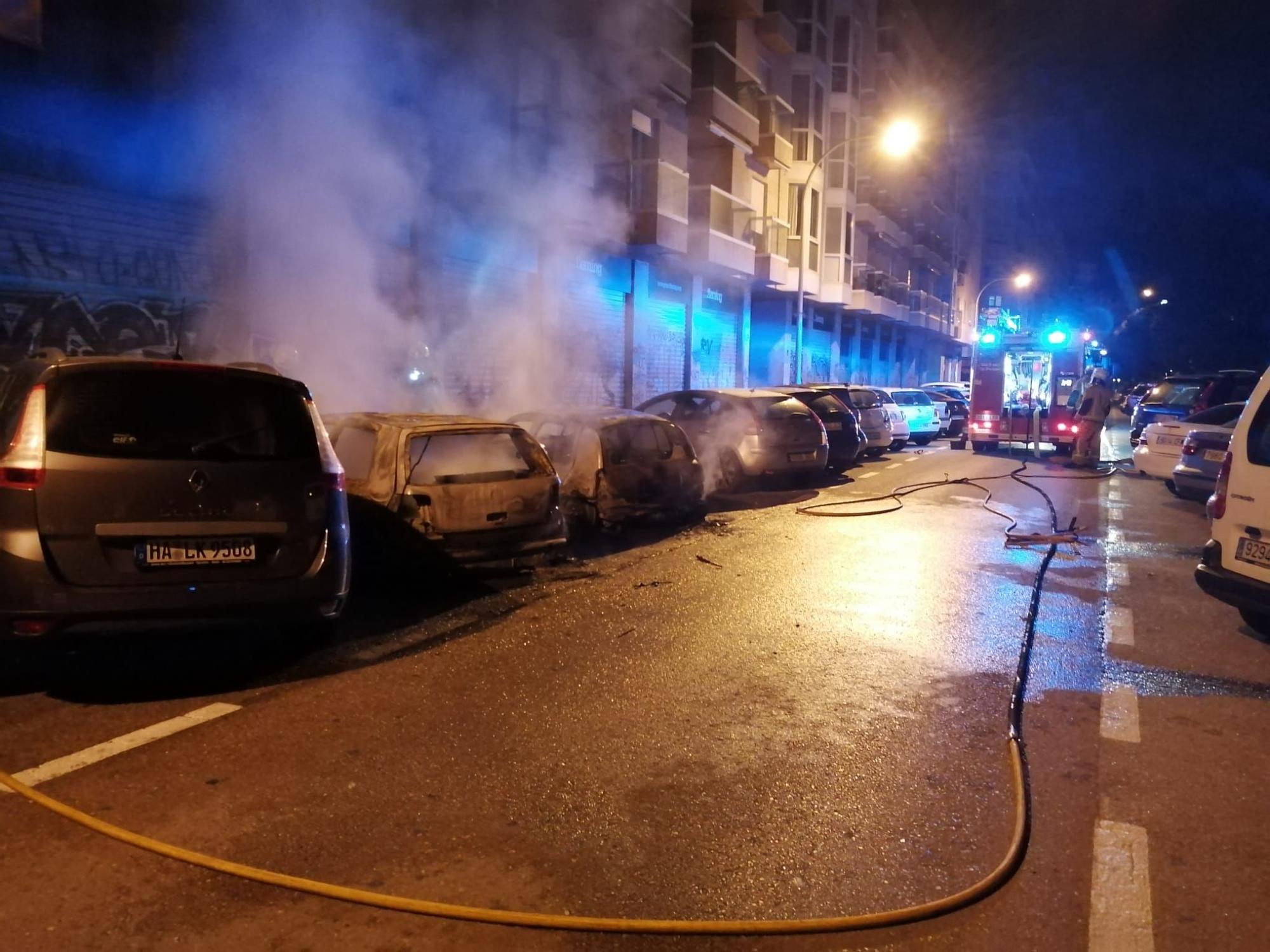 Un incendio destruye tres coches y causa daños en un edificio de Palma