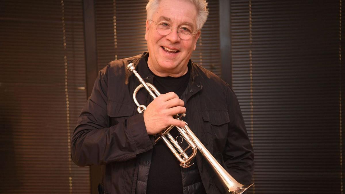 Hakan Hardenberger, ayer, con su trompeta, en el camerino del Palacio de la Ópera.   | // CARLOS PARDELLAS