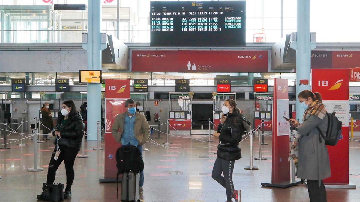 Imagen de archivo de varias personas esperando en el aeropuerto de Peinador.