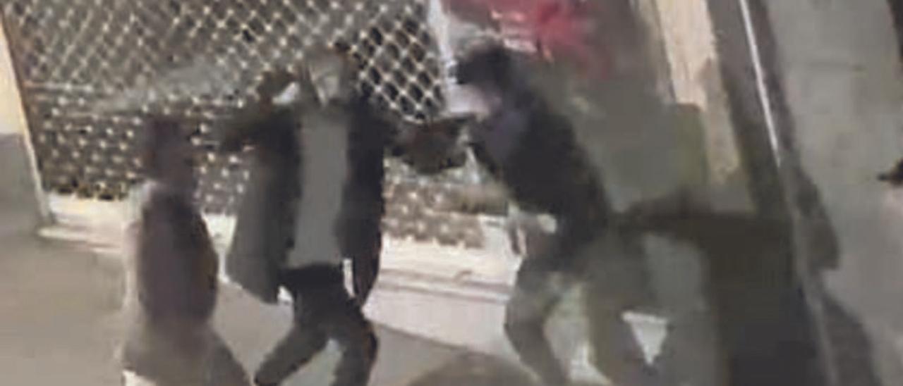 Un fragmento del vídeo que captó la agresión de los dos acusados a las víctimas, en la calle Hernán Cortés. |   // FARO