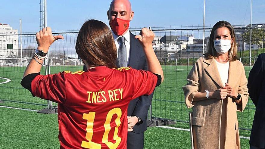 Rey, con la camiseta de la selección ante Rubiales y Martínez . |  // C.P.