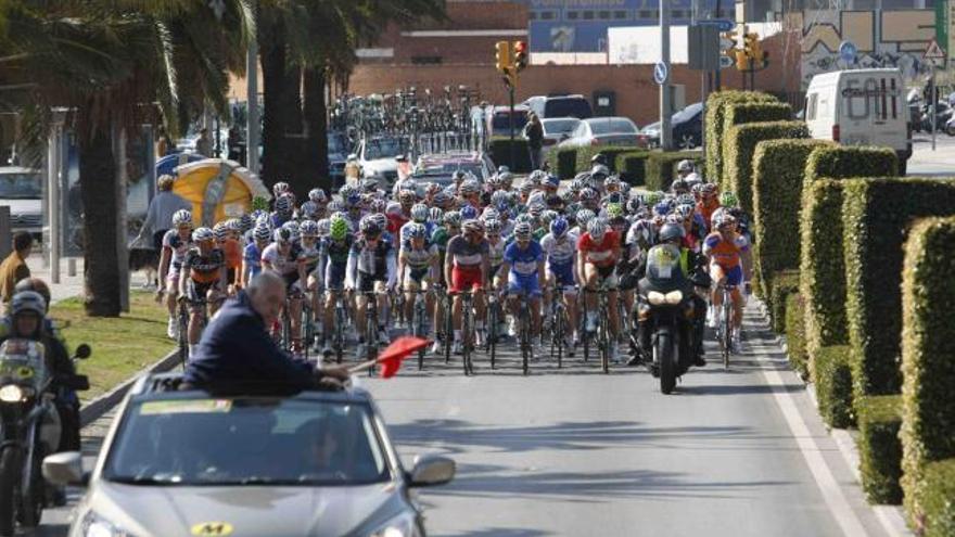 El pelotón de la Vuelta Ciclista a Andalucía, a su paso por Málaga, en la edición del año pasado, 2012.