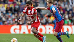 De Paul y De Jong, en un partido entre el Atlético de Madrid y el FC Barcelona
