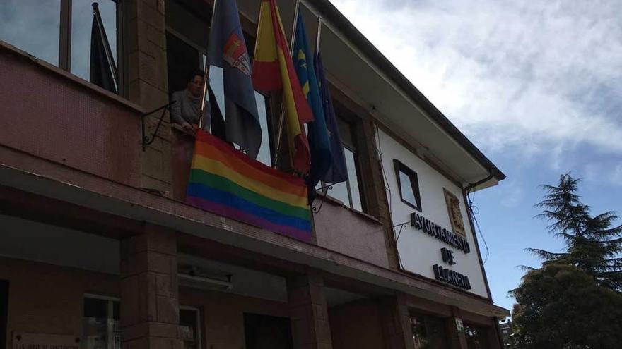 La bandera arcoíris ondea por la transexualidad