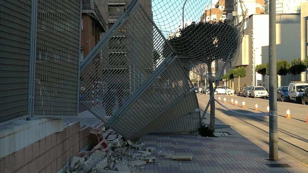 El muro del Colegio Maristas que ha caído por el fuerte poniente que sopla hoy en Cullera.