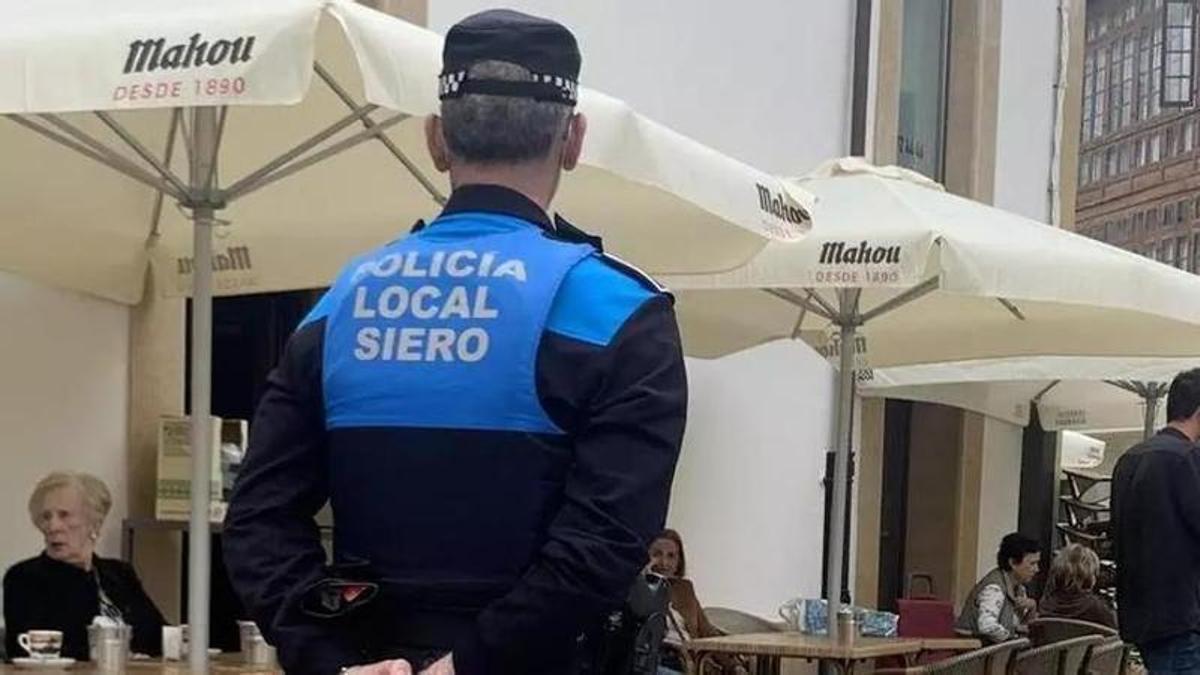 Un policía local de Siero.