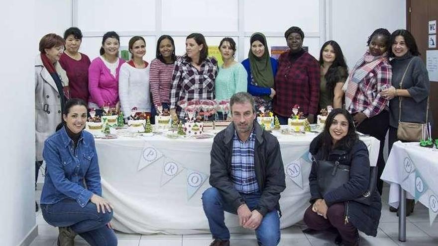 Participantes en el curso, ayer, con sus dulces para el desayuno.