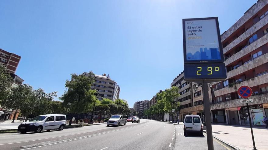 Un termómetro marca 29 grados hoy en Oviedo.