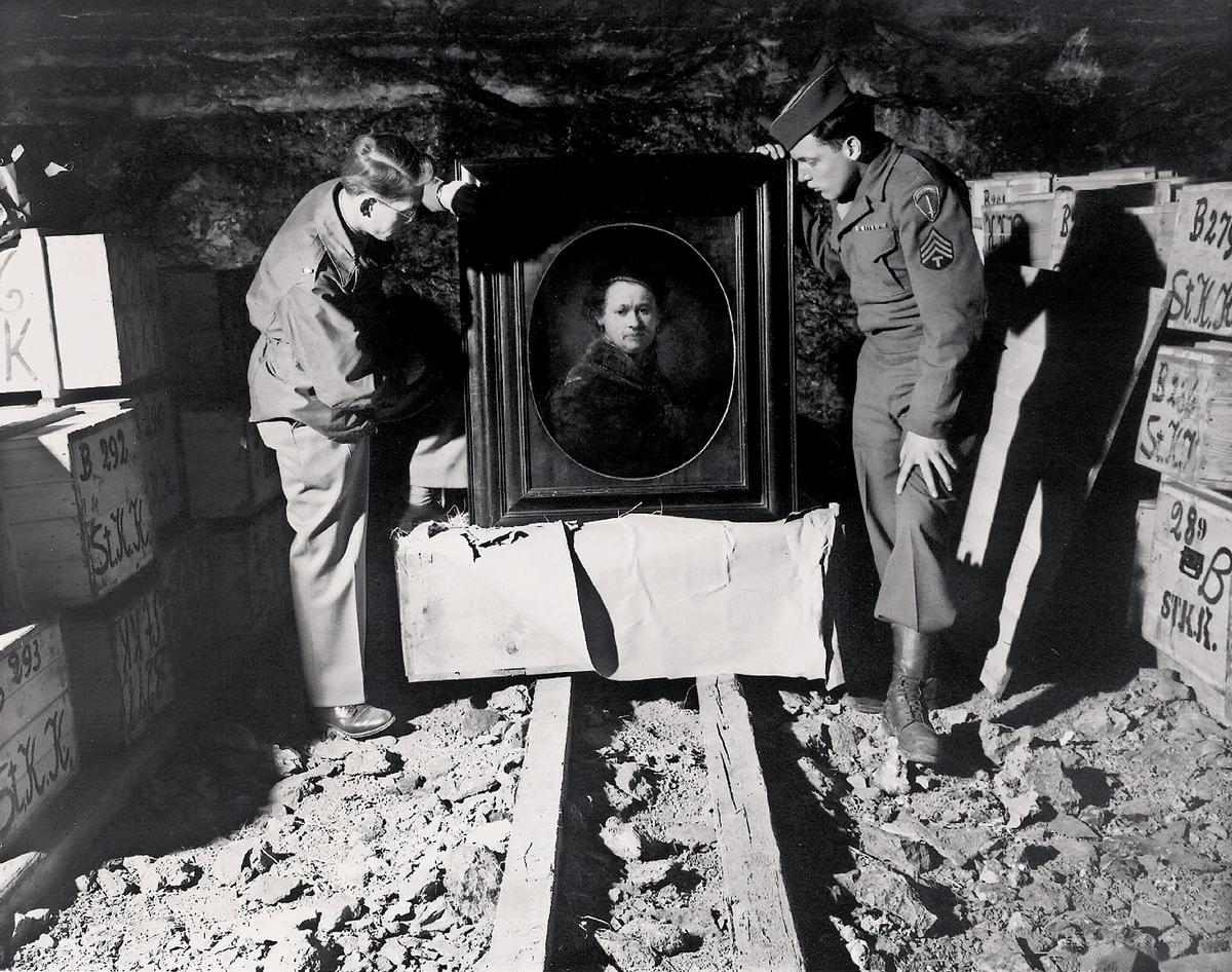 'Monuments men' aliados, ante un cuadro expoliado por los nazis.