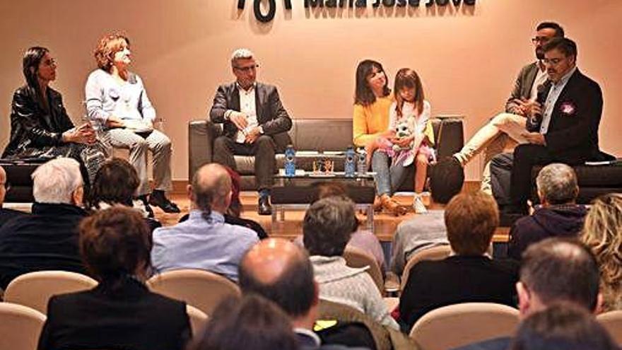 Felipa Jove, Loli Eiriz, Luis Verde, Bárbara con Adriana, Álex Ávila y José Luis Trisac, en la presentación.