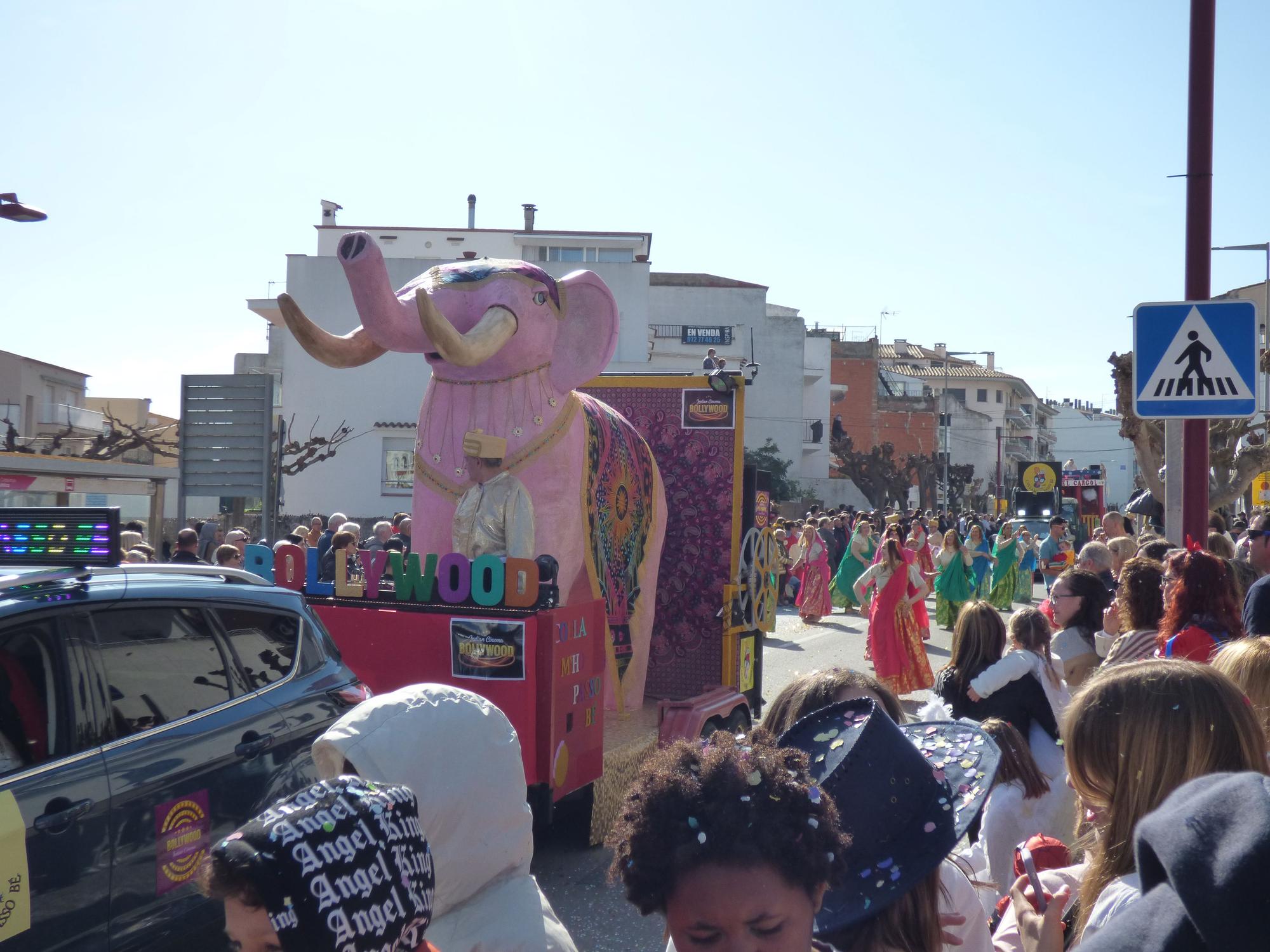 L'Escala vibra amb una rua de carnaval carregada d'imaginació