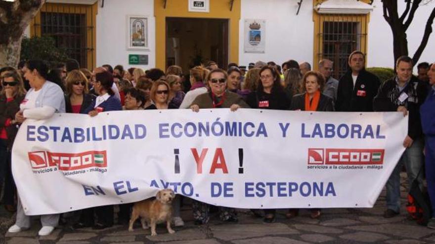 Protesta de los trabajadores municipales de Estepona a finales del pasado año.