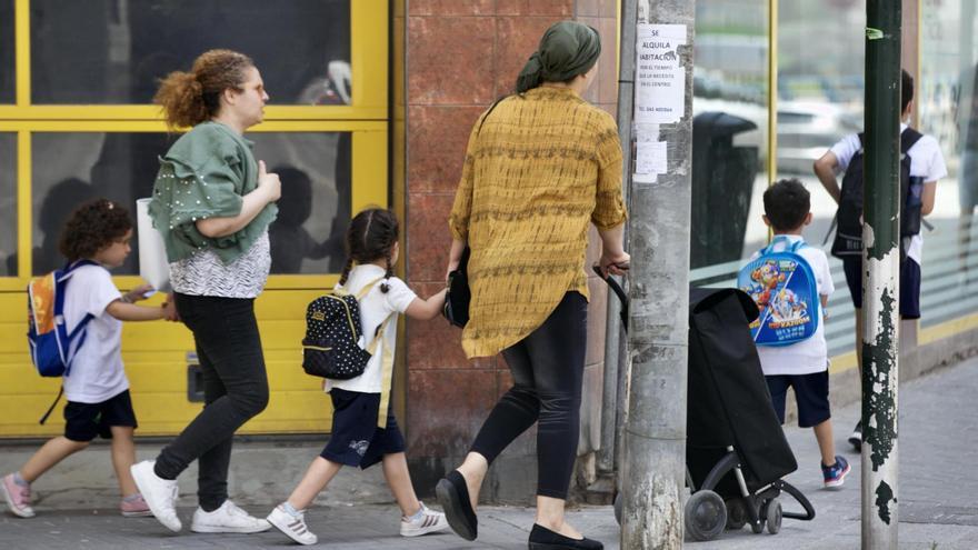Madres recogen a sus hijos al salir de un colegio de Murcia.