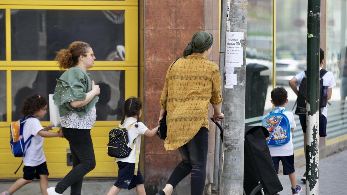 Madres recogen a sus hijos al salir de un colegio de Murcia.
