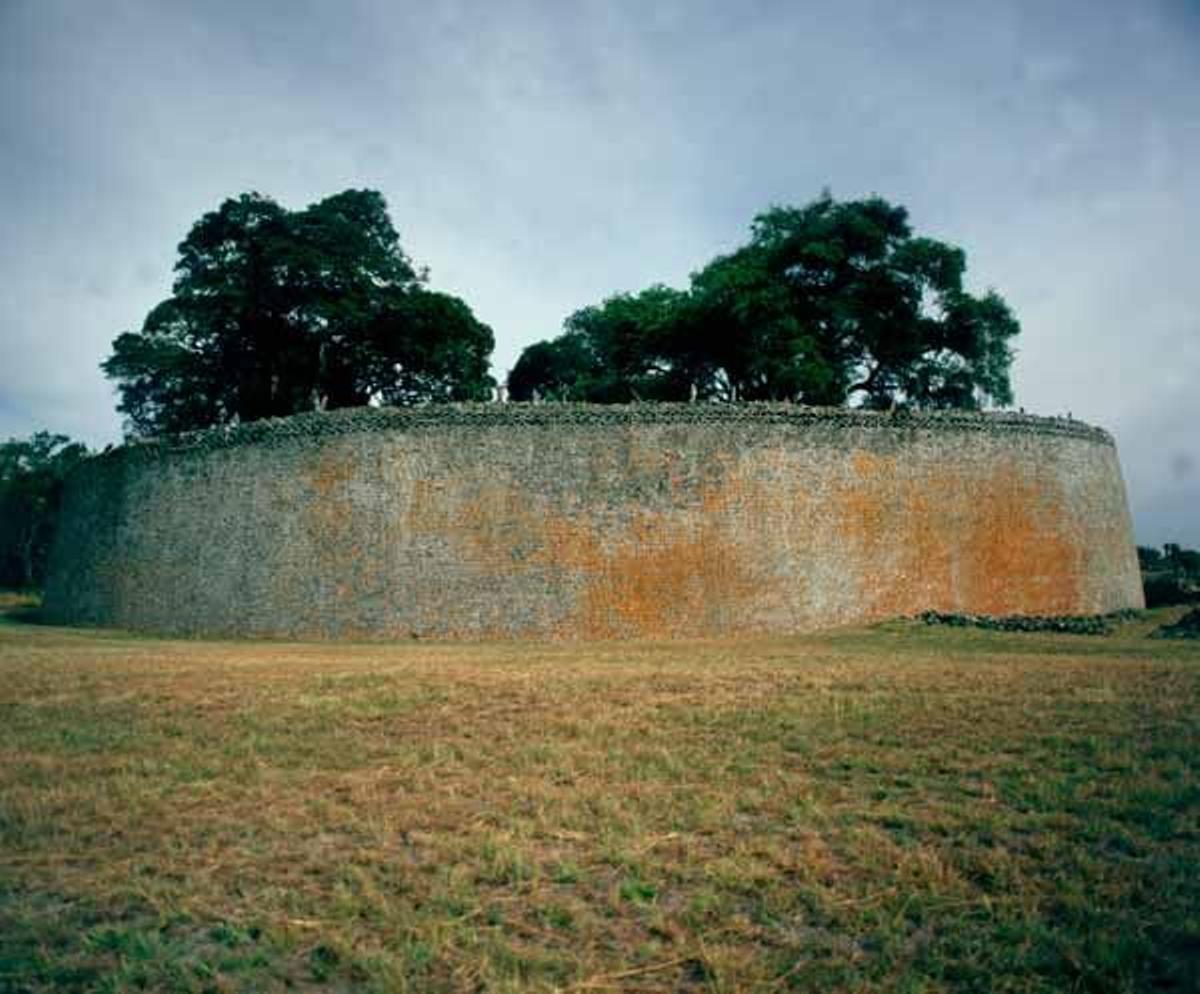 La muralla de Gran Zimbabwe sugiere la gran importancia de la ciudad en el comercio de oro y marfil en la época.