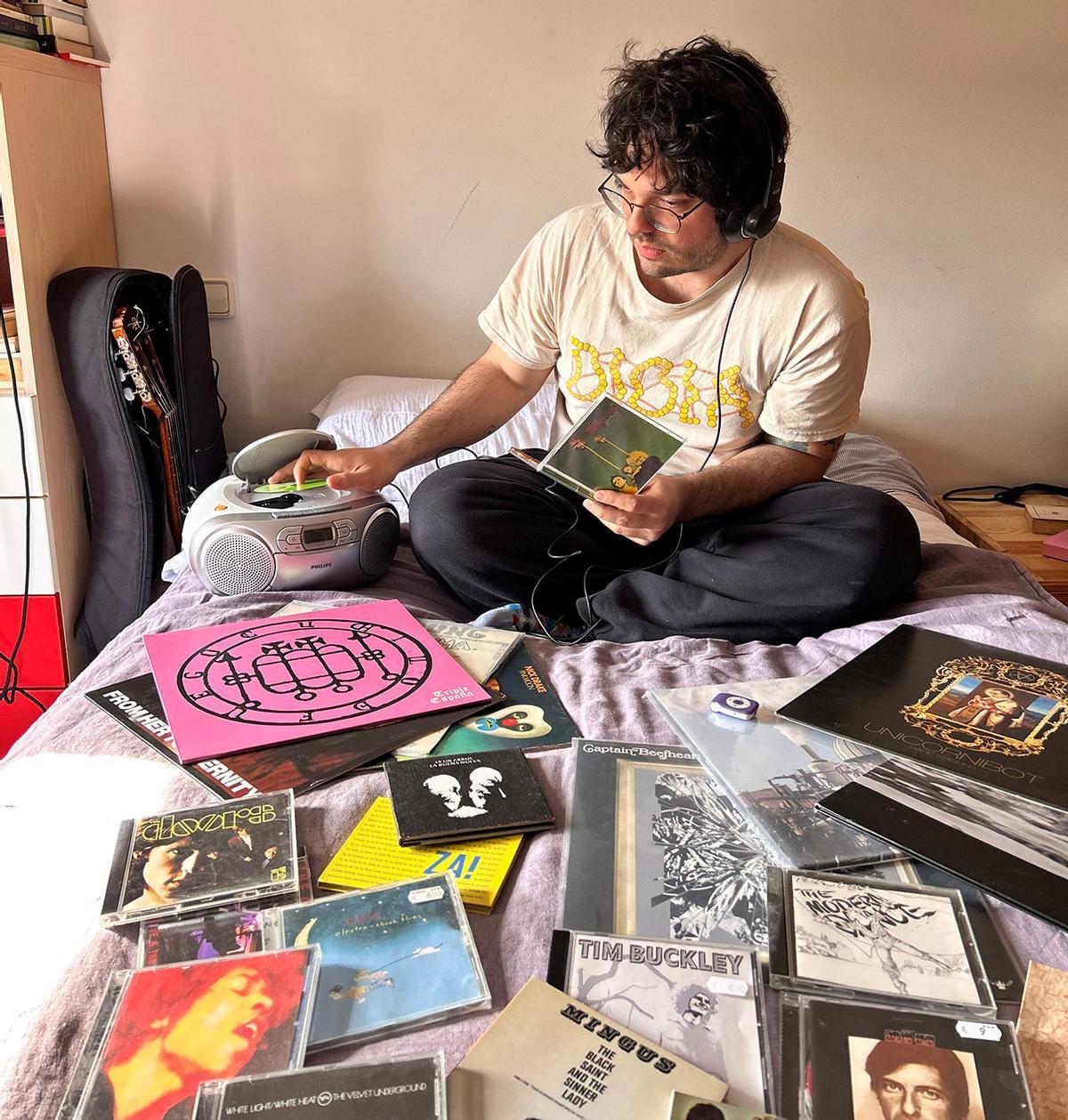 El cantante de Pablo y los Ciervos Dorados con parte de su colección de vinilos y CDs.