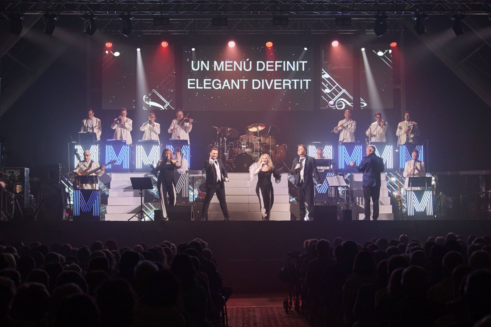 Ball amb  l'orquestra Malavella a l'embalat de la plaça Miquel de Palol