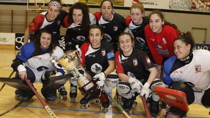 La plantilla del Hostelcur con la copa de campeonas de liga.