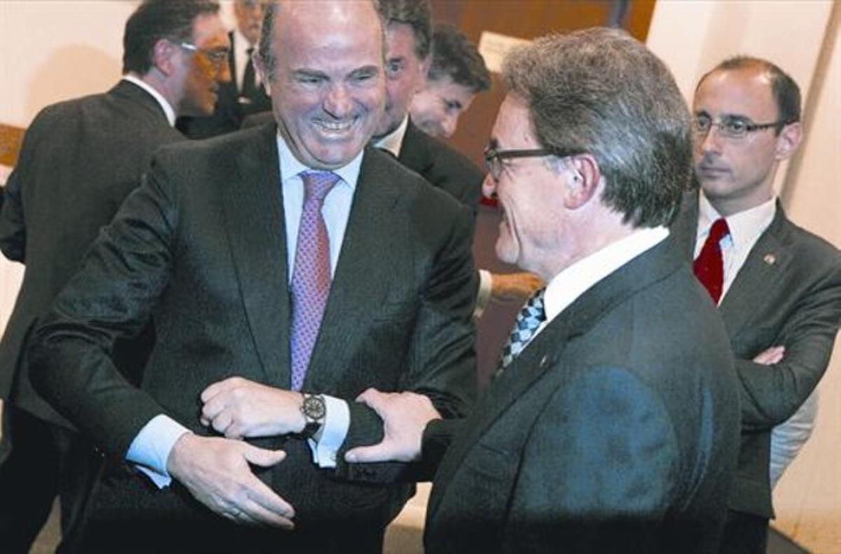Luis de Guindos i Artur Mas se saluden en una breu trobada en la jornada de Sitges. Luis de Guindos i Artur Mas se saluden en una breu trobada en la jornada de Sitges.